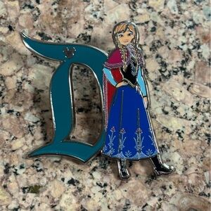 Cast Lanyard Disney "D" Anna Hidden Mickey Pin